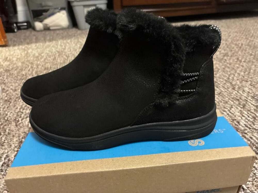Women’s sz 6.5 new in box Clark’s Cloud stepper black faux fur booties